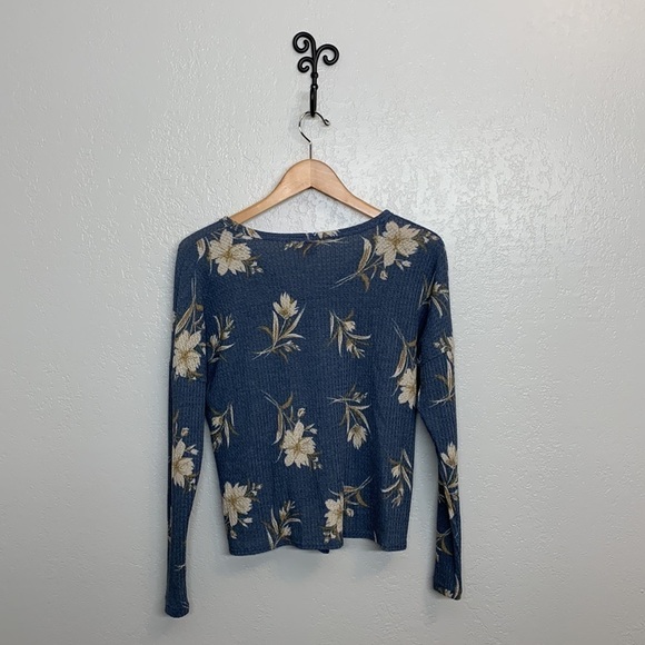 3/$25 Paper Crane Front Tie Shirt, Size Small - Picture 8 of 13